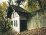 Falsche Chalets - CHALET, ca. 1940, INFANTERIEBUNKER, GAMPELEN BE. Betonbau mit Krüppelwalmdach…