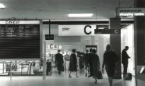 14 Benno Wissing, Signaletik Flughafen Schiphol, Amsterdam, 1960er, © Paul Mijksenaar Archives,…