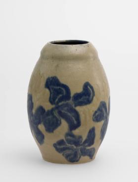 Vase mit Irisblüten