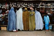 03 Steve McCurry, Frauen in einem Schuhladen, Kabul, Afghanistan, 1992, © Steve McCurry / Magnu…