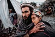 05 Steve McCurry, Vater und Sohn in einem Flüchtlingslager im Tal von Chitral, Pakistan, 1985, …