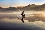 07 Steve McCurry, Intha-Fischer paddelt mit seinem Boot über den Inle-See, Burma / Myanmar, 201…
