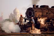 09 Steve McCurry, Taj (Mahal) und Zug, Agra, Uttar Pradesh, Indien, 1983, © Steve McCurry / Mag…