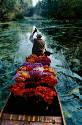 13 Steve McCurry, Blumenverkäufer am Dal-See, Srinagar, Kaschmir, 1996, © Steve McCurry / Magnu…