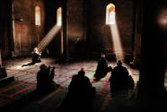 14 Steve McCurry, Betende Männer in einer Moschee, Srinagar, Kaschmir, 1998, © Steve McCurry / …