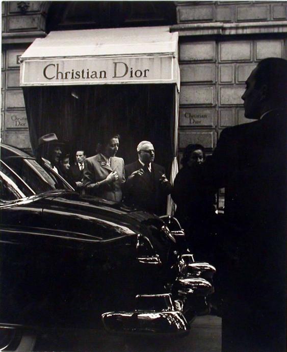 Strassenszene vor Christian Dior Geschäft ; Werkgruppe: Ausstellung Breda 1957