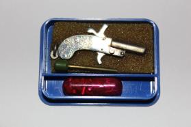 Pistole mit Platzpatrone