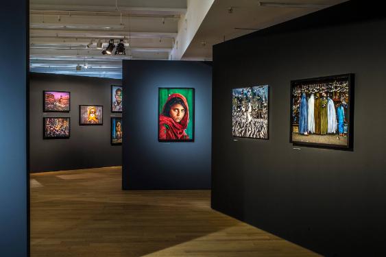 Steve McCurry - Fotografien aus dem Orient ; Ausstellungsansicht