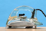 2. Transparenz ; 12 Bügeleisen aus Plexiglas, 1930, Firma Saunders, © Museum für Gestaltung Zür…
