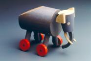 2-Elefant, um 1930, gedrechseltes Holz, bemalt, Kunstgewerbemuseum in Prag.