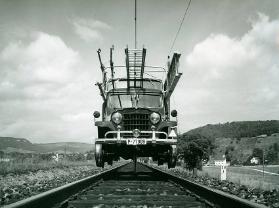 Strassen- und schienengängiges Motorfahrzeug