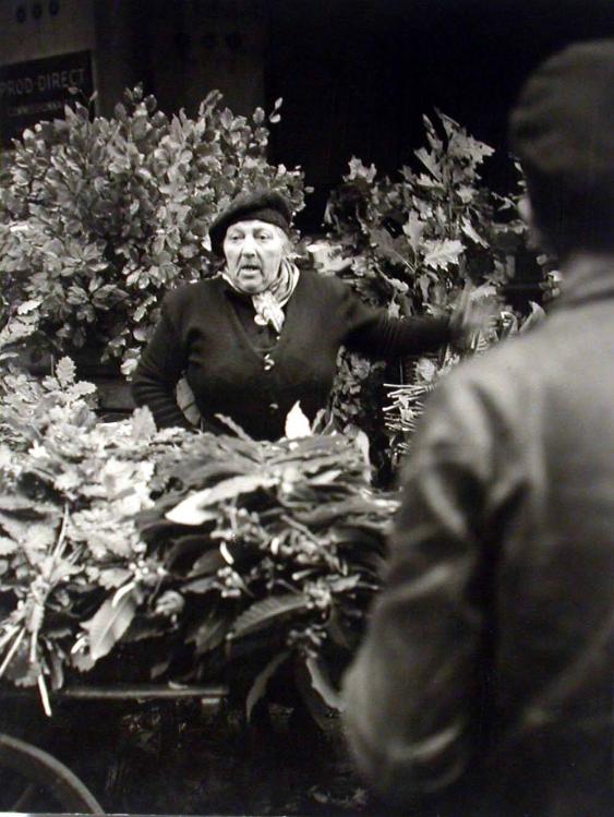 Marktfrau mit Zweigen