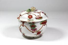 Chrysanthemen und Korb mit Früchten