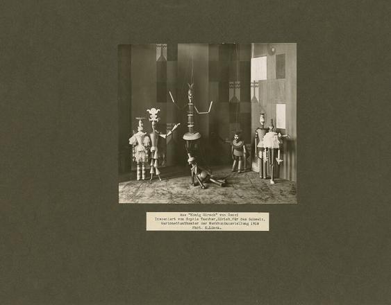 Aus "König Hirsch" von Gozzi
Inszeniert von Sophie Taeuber, Zürich für das Schweiz.
Marionettentheater der Werkbundausstellung 1918
Phot. E. Linck
