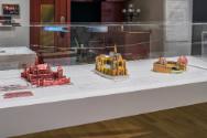 Kartonmodelle von Thomas Grüninger in der Ausstellung „Welten bauen – Modelle zum Entwerfen, Sa…