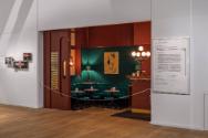 Krönlihalle Bar von Kollektiv Krönlihalle in der Ausstellung „Welten bauen – Modelle zum Entwer…