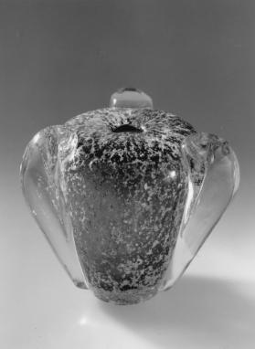 Kleine Vase mit Applikationen