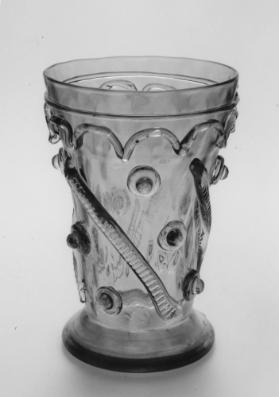 Becher mit Auflagen