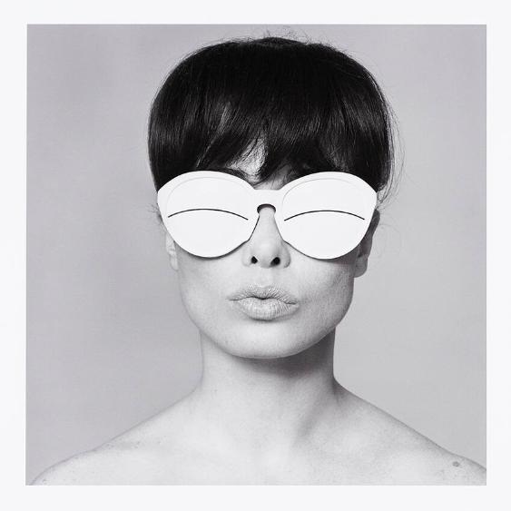 Sandra et les lunettes Corrèges, pour le journal "Elle"