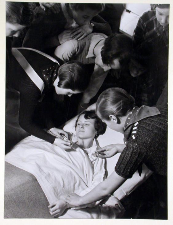 Rolleiserie in der Krankenpflegeabteilung in der Gewerbeschule I