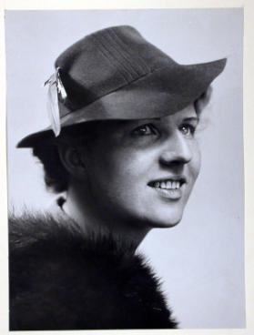 Frauenportrait mit Hut