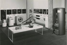 SWB-Sonderschau "Die gute Form" an der Mustermesse Basel 1959 - Koje mit Haushaltsgeräten, Amaturen und Elektroschaltern