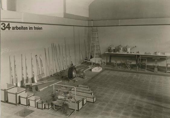 Land- und Ferienhausausstellung in Basel 1935 - Abteilung III Wohnbedarf - Gartengeräte