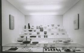 Ausstellung "Swiss Design" in London 1957 - White Cube mit Geschirr und Keramik