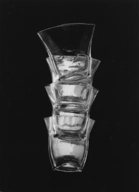 Relief aus vier Bechern