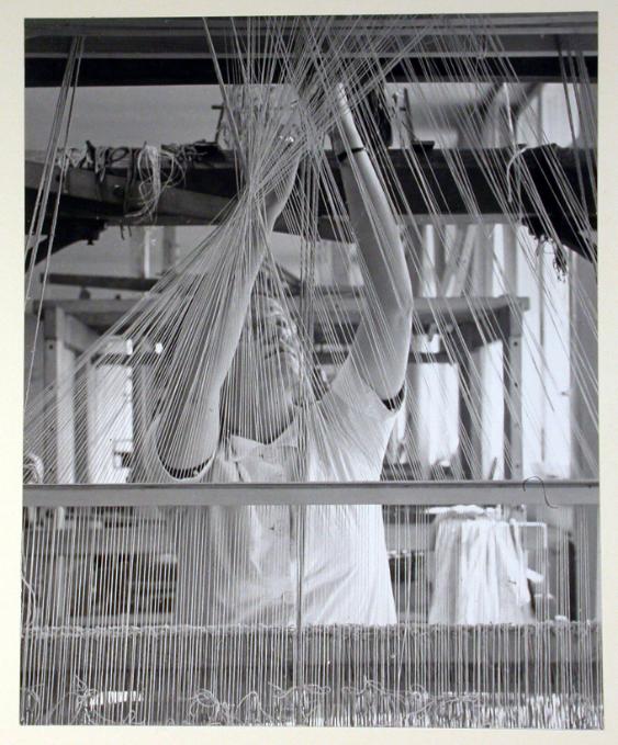 Arbeiten am Webstuhl (Textilklasse?)