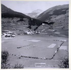 Umzug auf der Wiese im Bergdorf