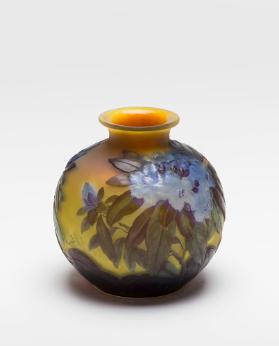 Kugelvase mit Rhododendron