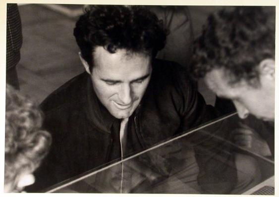 Werner Bischof, seine Ausstellung erklärend (St. Annahof)