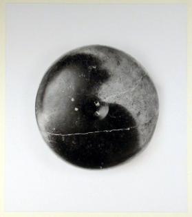 Schulreise Bologna ; Marzabotto ; Mahlstein schwarzer Marmor ­ Durchmesser ca. 18 cm