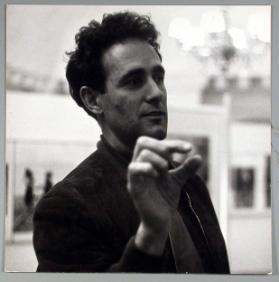 Werner Bischof in seiner Ausstellung - St. Annahof