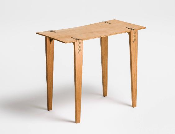 Tischchen mit lösbaren Eckverbindungen