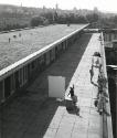 Terasse 5. Stock mit SchülerInnen und Blick über die Stadt