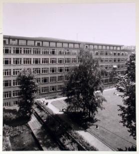 Schulgebäude und Teich vom Museumsdach aus
