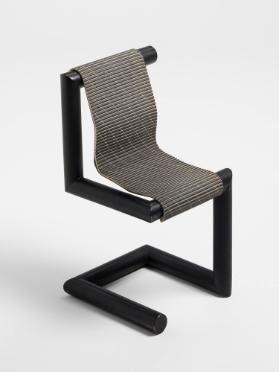 Gestell zur Verwendung als Stuhl (vertikal) oder Tisch (horizontal)