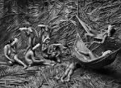 Sebastião Salgado, Die Frauen in dem Zo’é-Dorf Towari Ypy benutzen zum Färben ihrer Haut die ro…