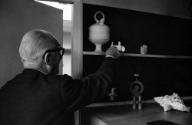 Le Corbusier mit seiner «collection particulière» im Appartement-Atelier, Paris. René Burri, 19…