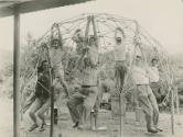 Buckminster Fuller prüft mit Studenten die Stabilität der geodätischen Kuppel, 1949, Foto: Masa…