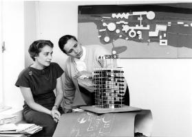 Annemarie Hubacher-Constam und Anna Cordes mit dem Turmmodell
1958
Foto: unbekannt
Archiv Fa…