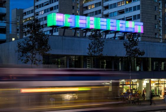 Olaf Nicolai, Lochergut., Leuchtende Schriftskulptur auf dem Gebäude von Pool Architek-ten, Zür…