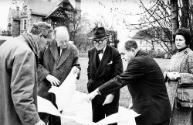 Willy Boesiger, Adolf Wasserfallen, Le Corbusier, Pierre Zbinden und Heidi Weber bei der Besich…