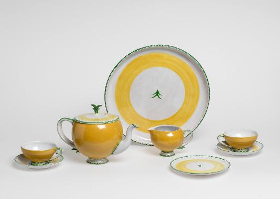 Teekanne, Milchkrug, Kuchenplatte, 3 Dessertteller, 3 Teetassen mit Untertasse