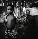 Alberto Venzago, Die Kinder des obersten Hüters des «Temple des Pythons», Ouidah, Benin, 2002 ©…