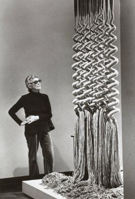 Foto: unbekannt
Quelle: https://www.artsy.net/article/artsy-editorial-women-weavers-bauhaus-in…