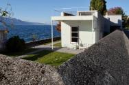 Nordostseite mit Mauer zur angrenzenden Strasse, Villa «Le Lac», Corseaux, Schweiz, 2021, Foto:…