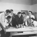 Willy Guhl im Unterricht, Fachklasse für Innenausbau, 1951 © Erben von Willy Guhl